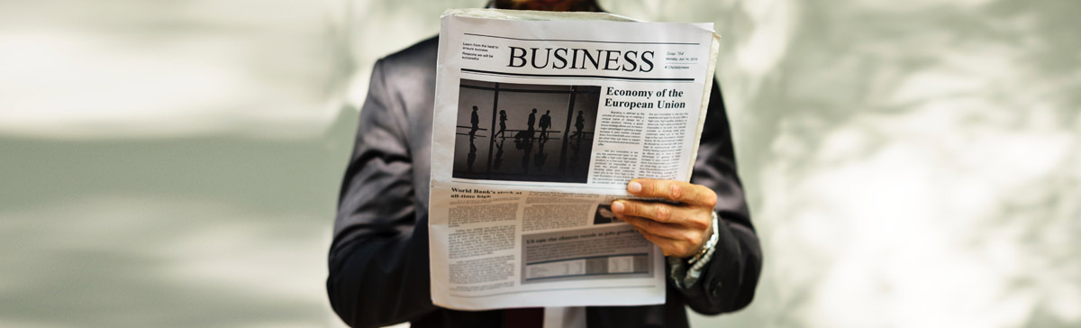Above the Fold zdjęcie osoby trzymającej gazetę złożoną na pół